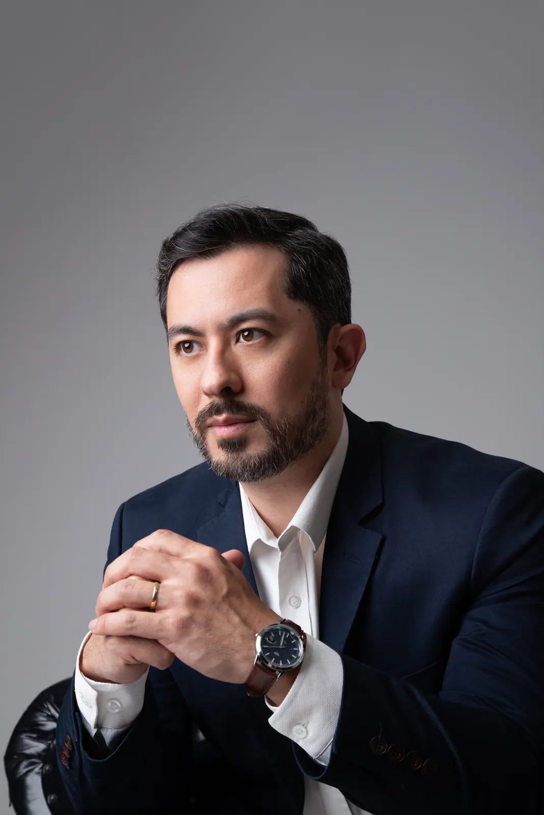 Retrato de autoridade de homem com terno azul-marinho