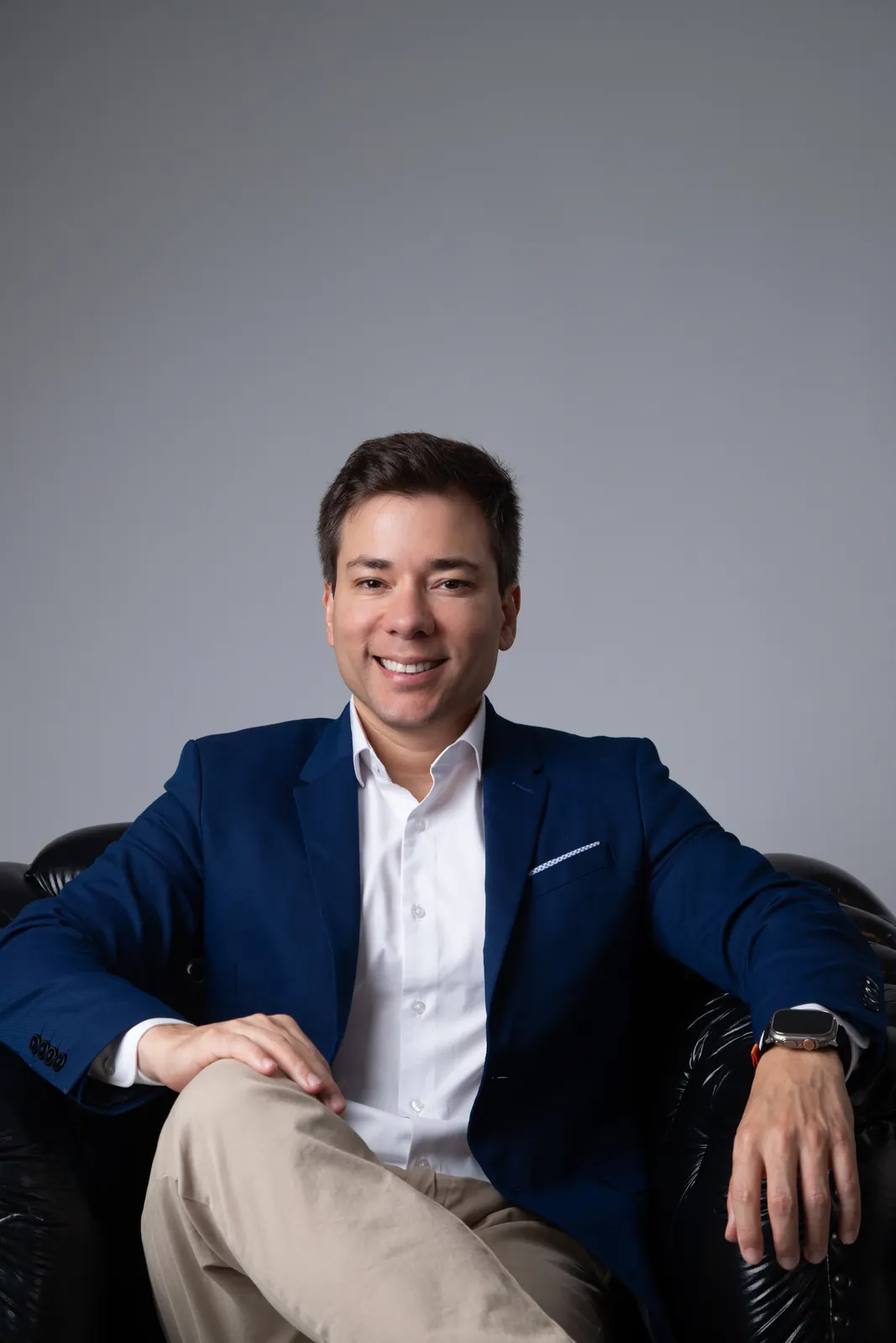 Retrato executivo de homem sorrindo com terno azul